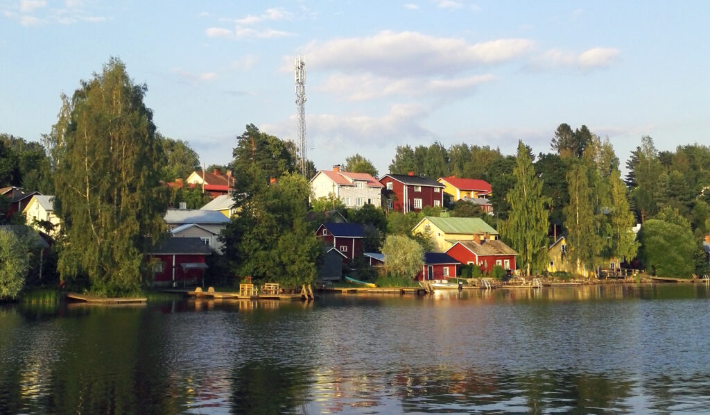 Vanhoja puutaloja, puita ja järvi