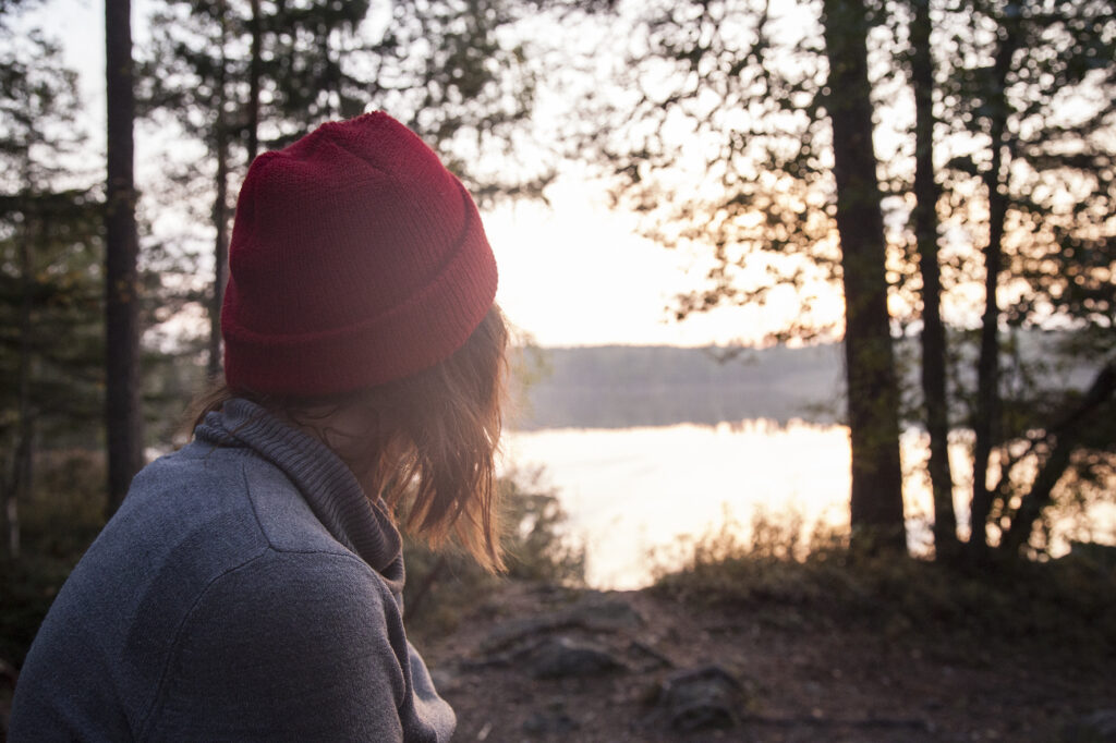 Henkilö katsoo järvimaisemaa