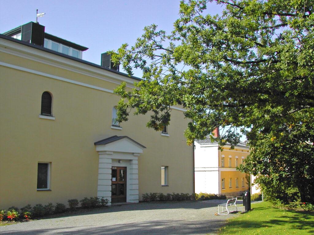 Hämeenlinnan taidemuseon keltainen näyttelyrakennus