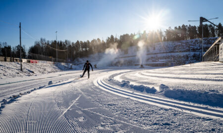 Mies hiihtää luistellen Ahveniston moottoriradan hiihtoladulla.