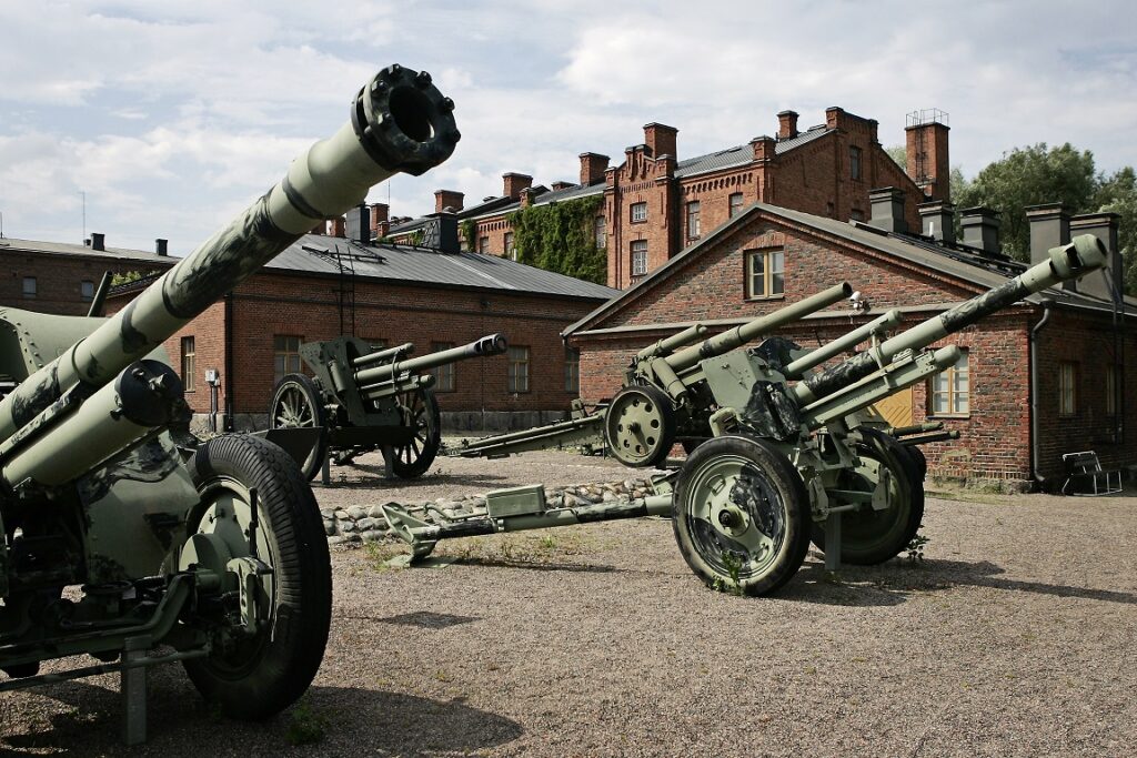 Kaksi tykkiä Museo Militarian pihalla