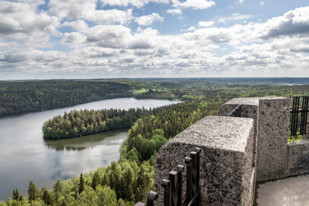 Kesäinen järvimaisema Aulangon näkötornista katsottuma