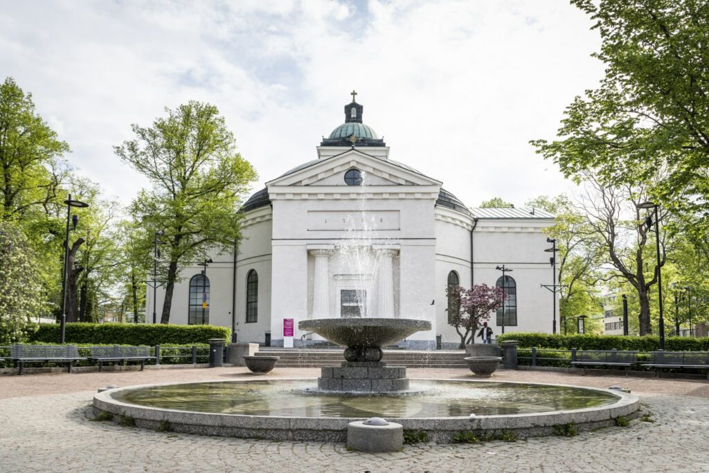Hämeenlinnan kirkko ja sen edustalla oleva suihkulähde.