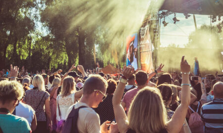 Ihmisiä vanajafestareilla.