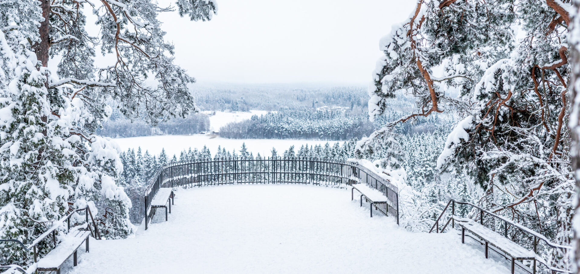 Talvinen Aulangon näköalatasanne.