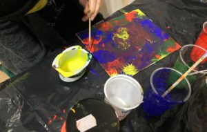 Milla Sipilä käyttää pouring-tekniikkaa maalatessaan.