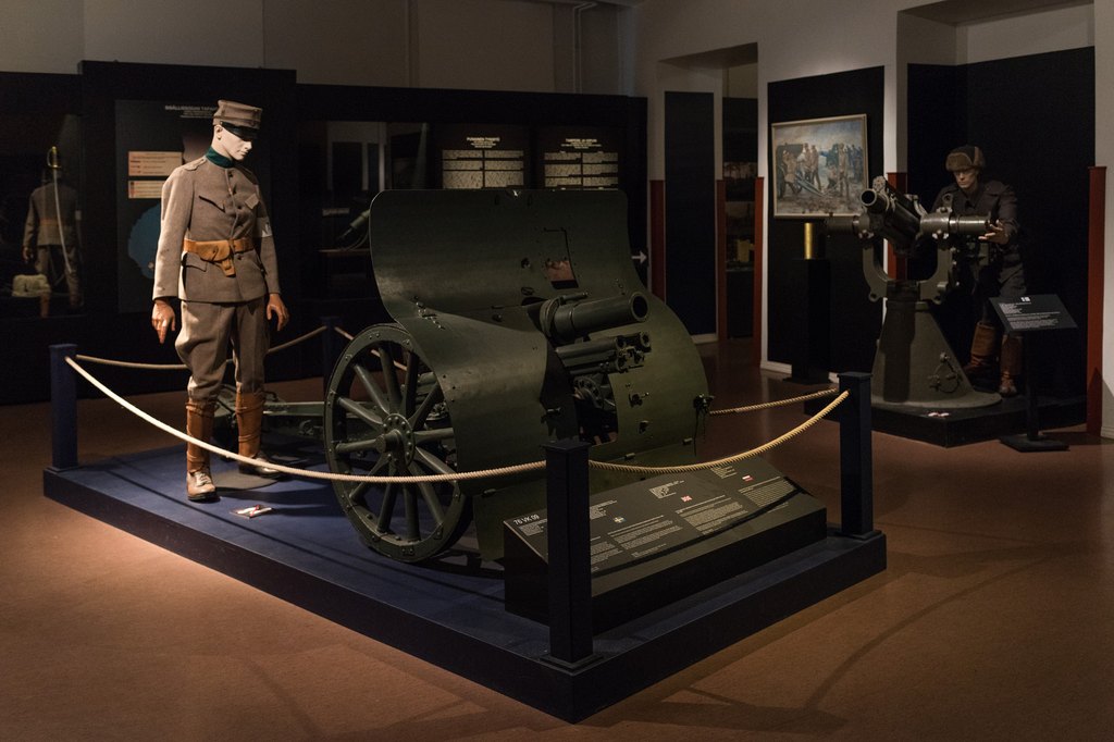 Sisäkuva museo Militarian näyttelystä: Suomen sotahistoriaan liittyviä esineitä