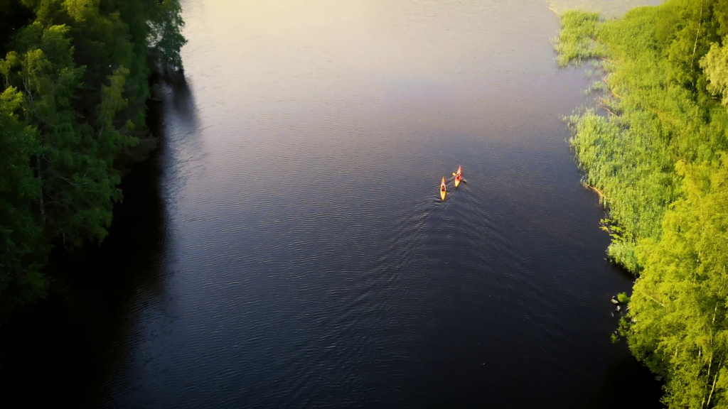 Melojat järvellä lintuperspektiivissä.