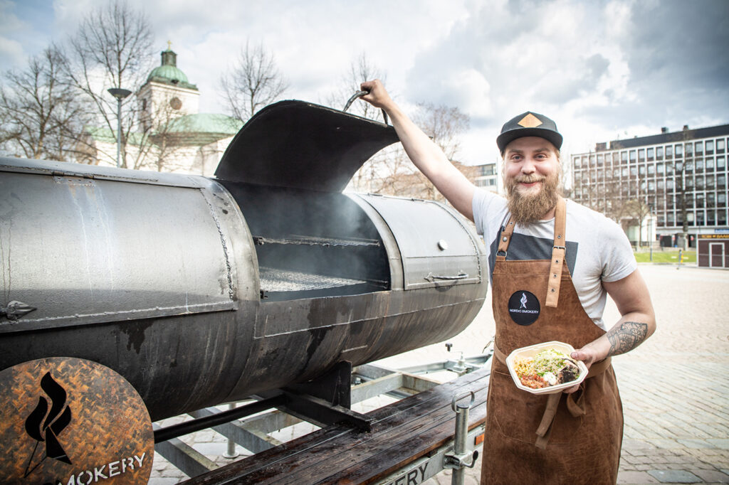 Nordic Smokeryn kokki nojaa savustimeen Hämeenlinnan torilla