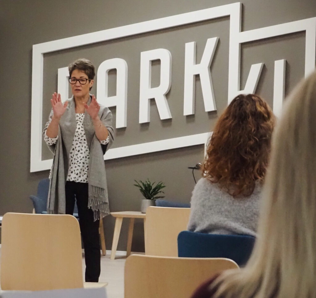 Kirsi Mikkola pitää ihmisille työpajaa Parkki Business Park -toimistotiloissa.