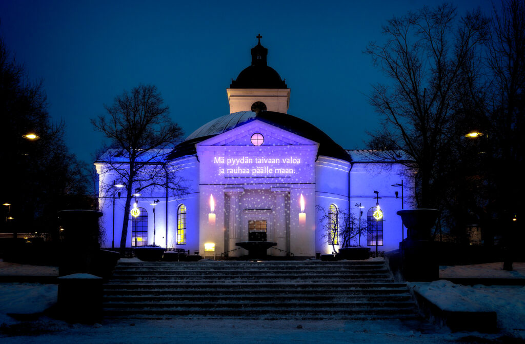 Juhlavalaistu Hämeenlinnan kirkko