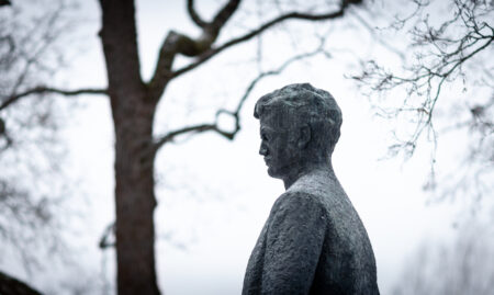 Pronssinen miestä kuvaava patsas