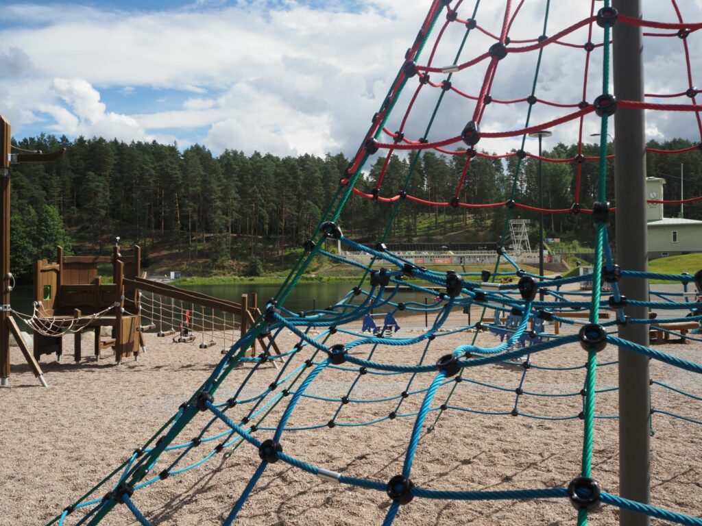 Kesäinen kuva Ahveniston leikkipuiston kiipeilytelineeltä järvelle päin.