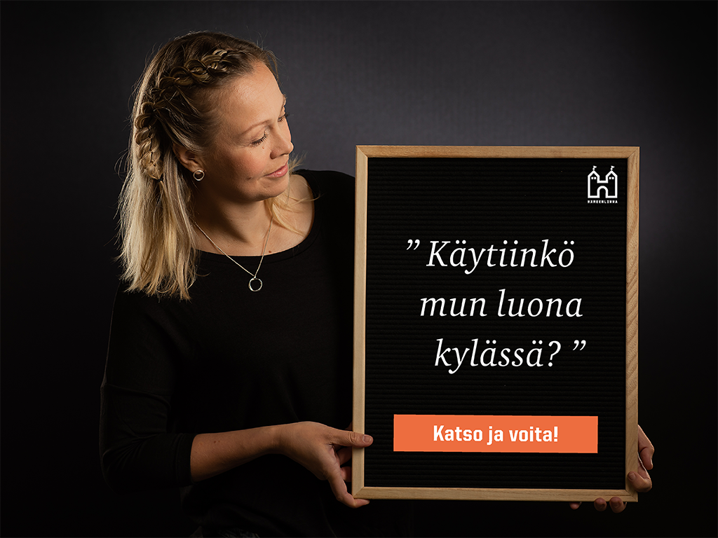 Heidi pitää kädessään kehystä