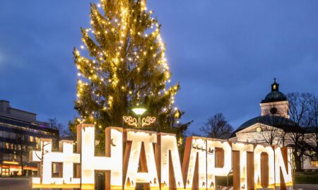 Valaistut Hämpton kirjaimet torilla