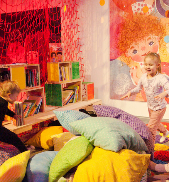 kolme lasta leikkii tyynysotaa Hämeenlinnan Arxilla