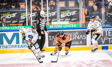 Kuva jääkiekko-ottelusta HPK-Oulun Kärpät.
