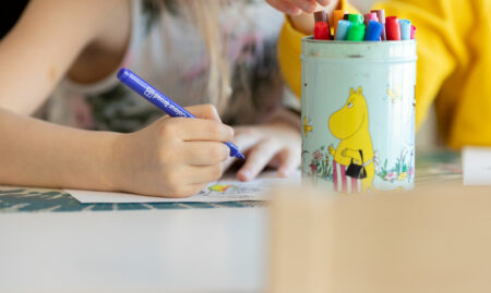 Lapsi piirtää tussilla.