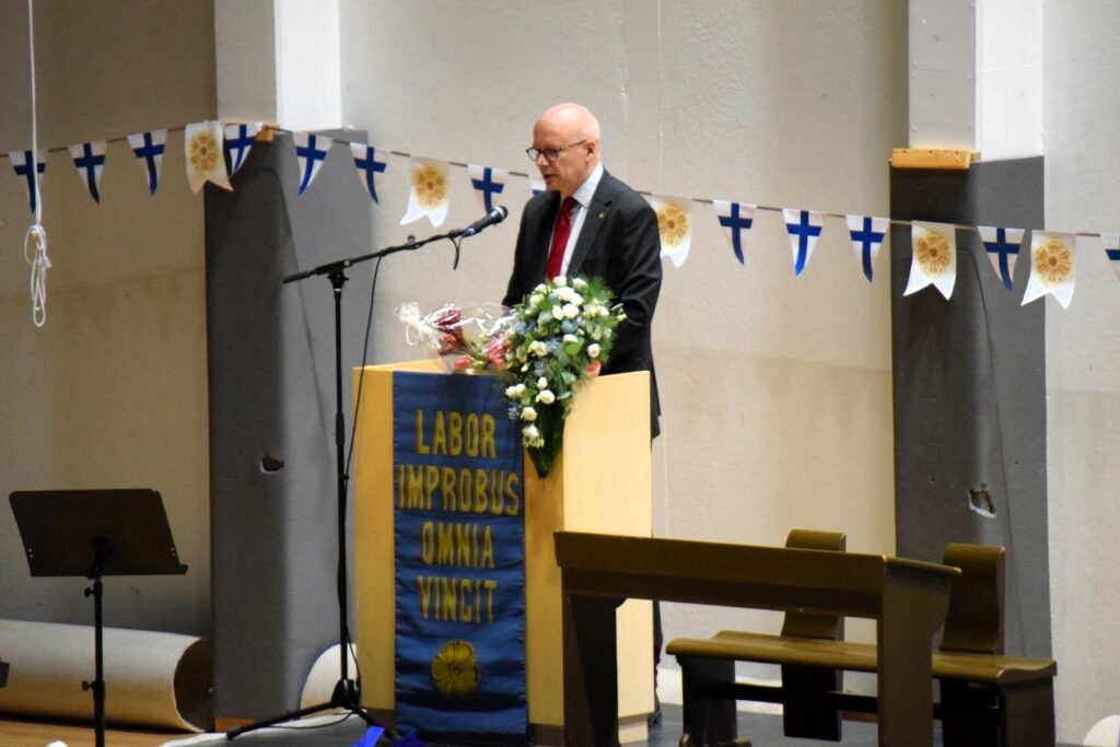 Vuoden lyseolaiseksi valittu Jaakko Lehtovirta seisoo salin edessä olevassa puhujakorokkeella pitämässä puhetta.