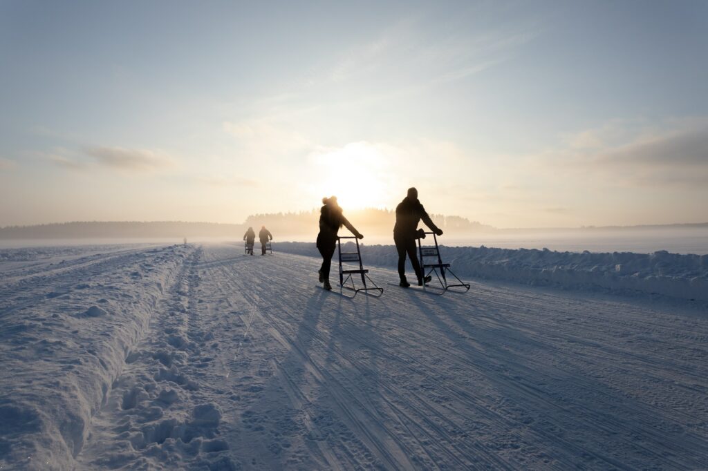 Potkukelkkailojoita järven jäällä