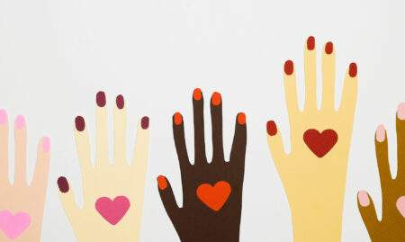 Piirretyt erilaiset kädet rivissä.