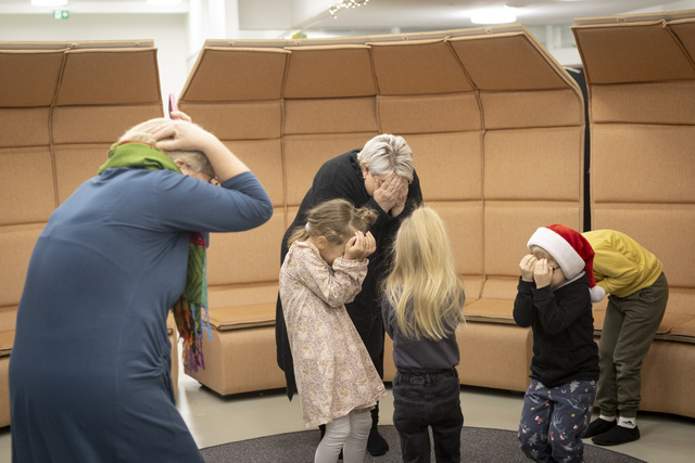 Tunnesäätelykoulutusta Tuomelan esikoulussa. Lapsia ja opastajia yhdessä kädet silmillä peitettyinä leikkimässä.