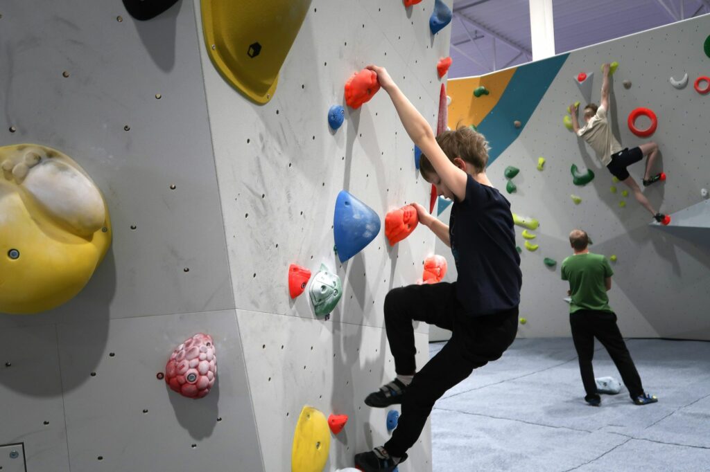 Hameenlinnassa kiipeilykeskus vanaja boulder kutsuu kiipeilemaan niin lapset kuin aikuiset
