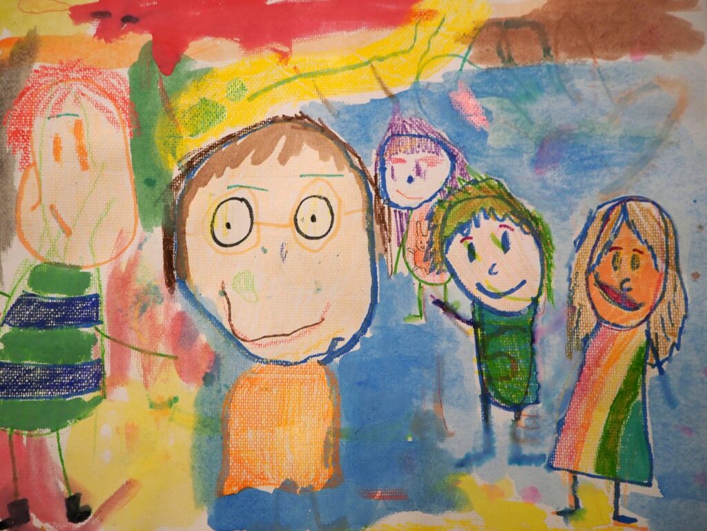 Lapsen piirros näyttelyssä