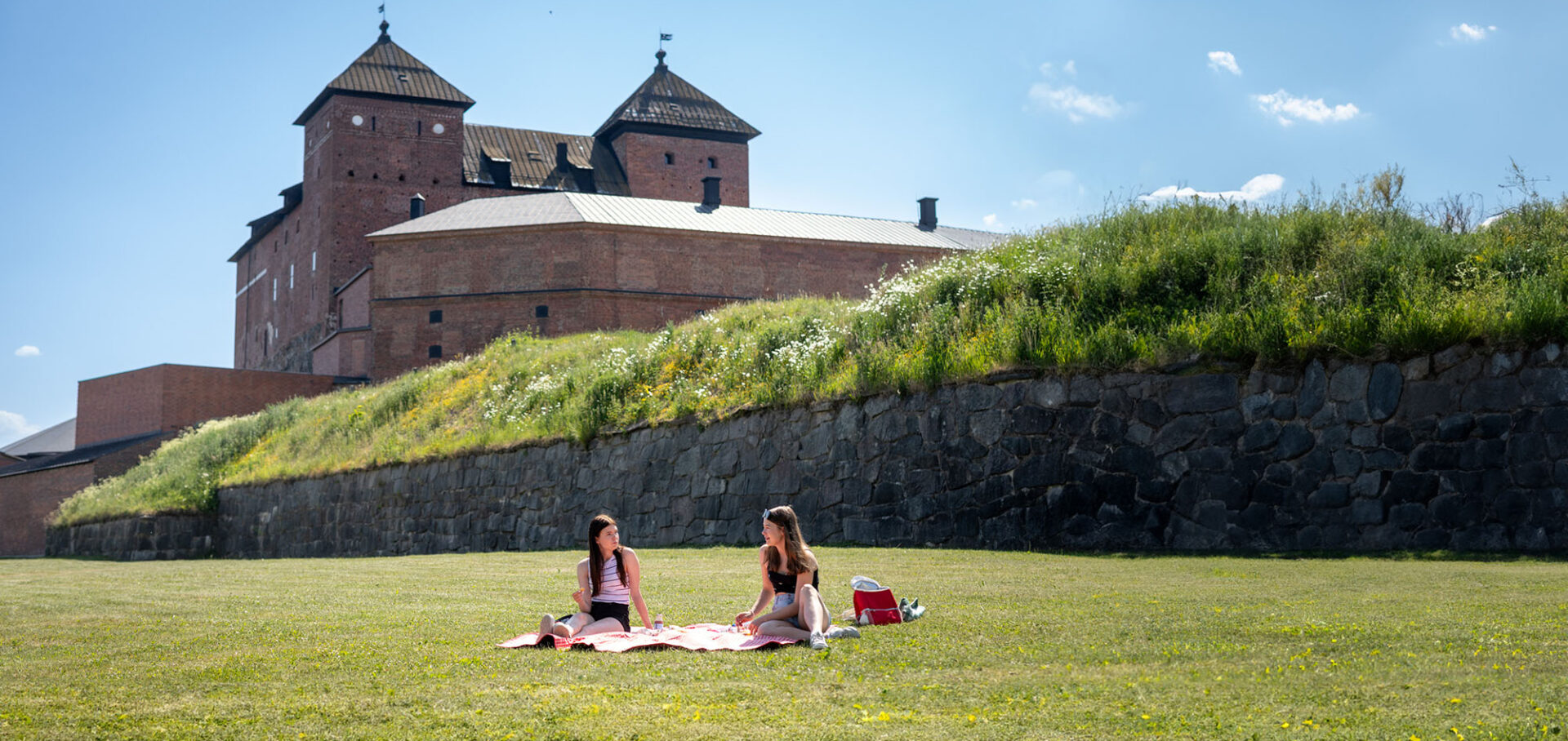 Hameenlinnassa riittaa kesatekemista nuorille ja lapsille lahde vaikka piknikille keskiaikaisen hameen linnan muurien suojaan