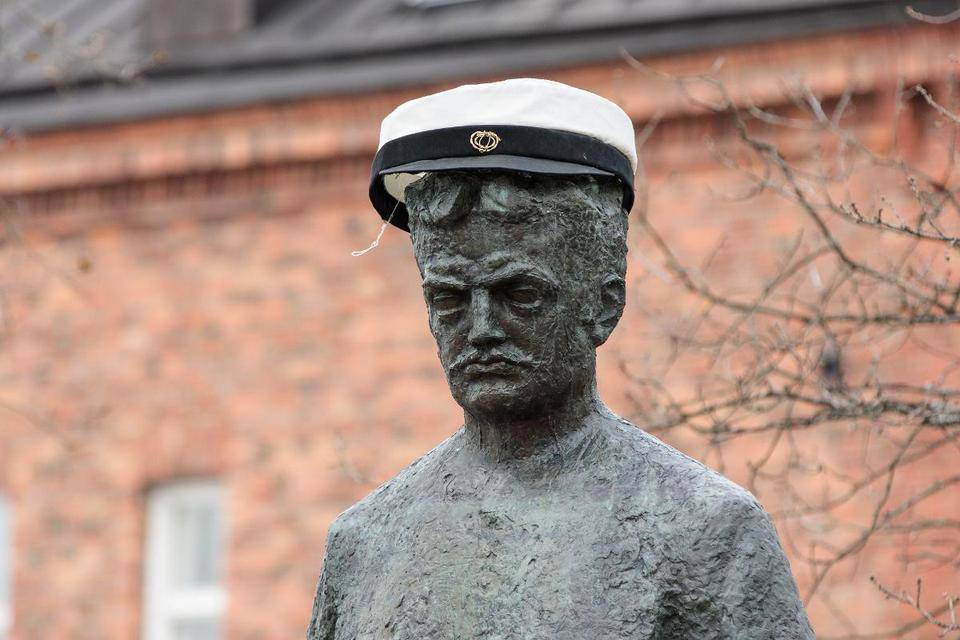 Sibelius-patsas ylioppilaslakki päässään