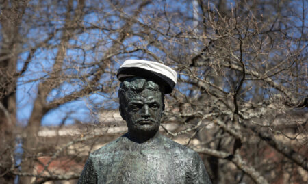 Sibelius-patsas yo-lakki päässä.