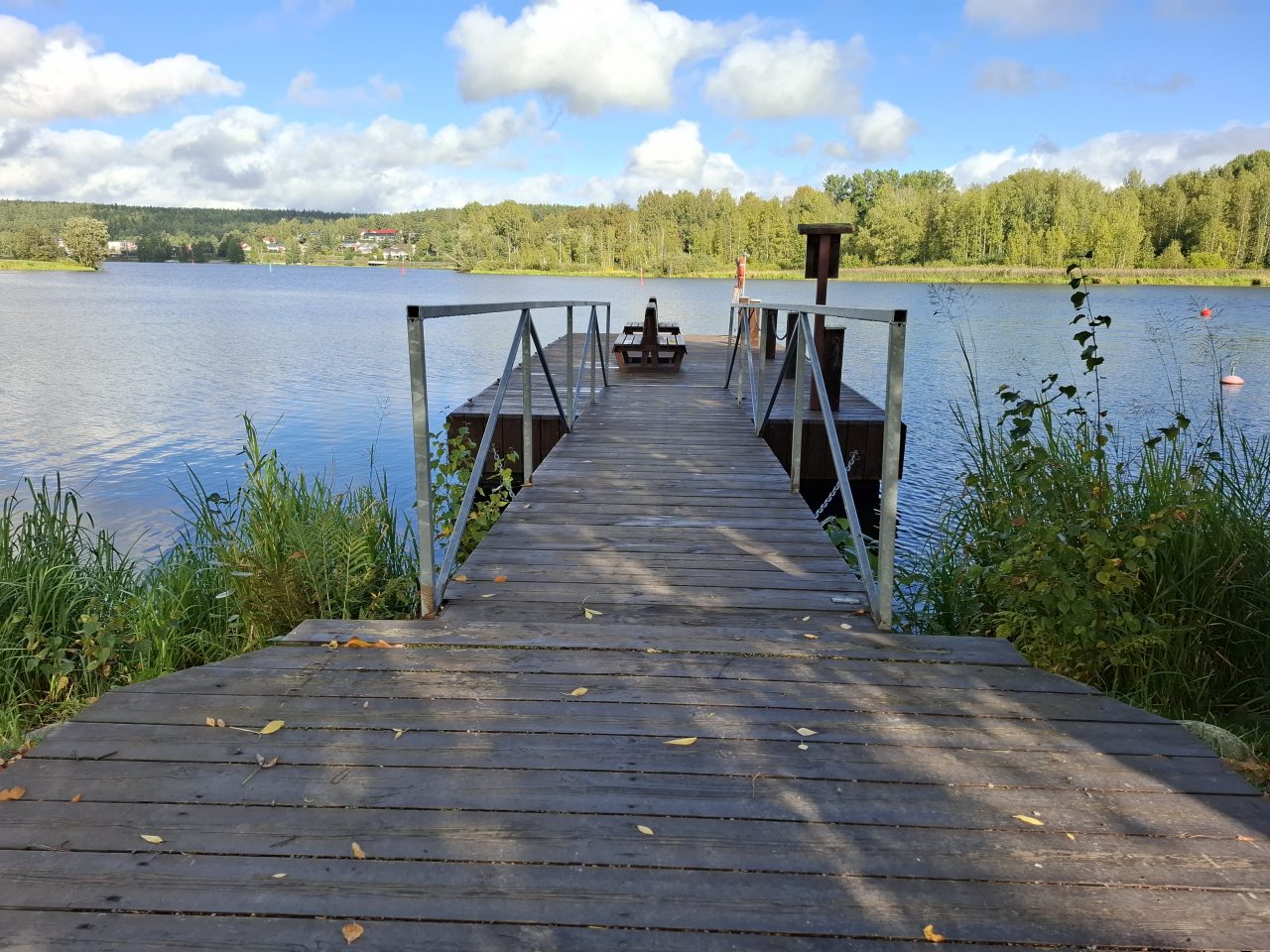 Niittykadun laituri tarjoaa kalastusta kauniissa Vanajaveden reitin maisemissa.