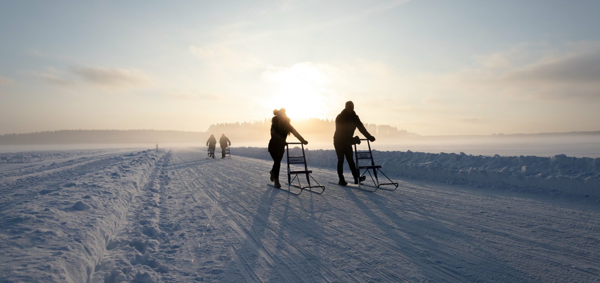 Potkukelkkailijoita Alajärven jäällä