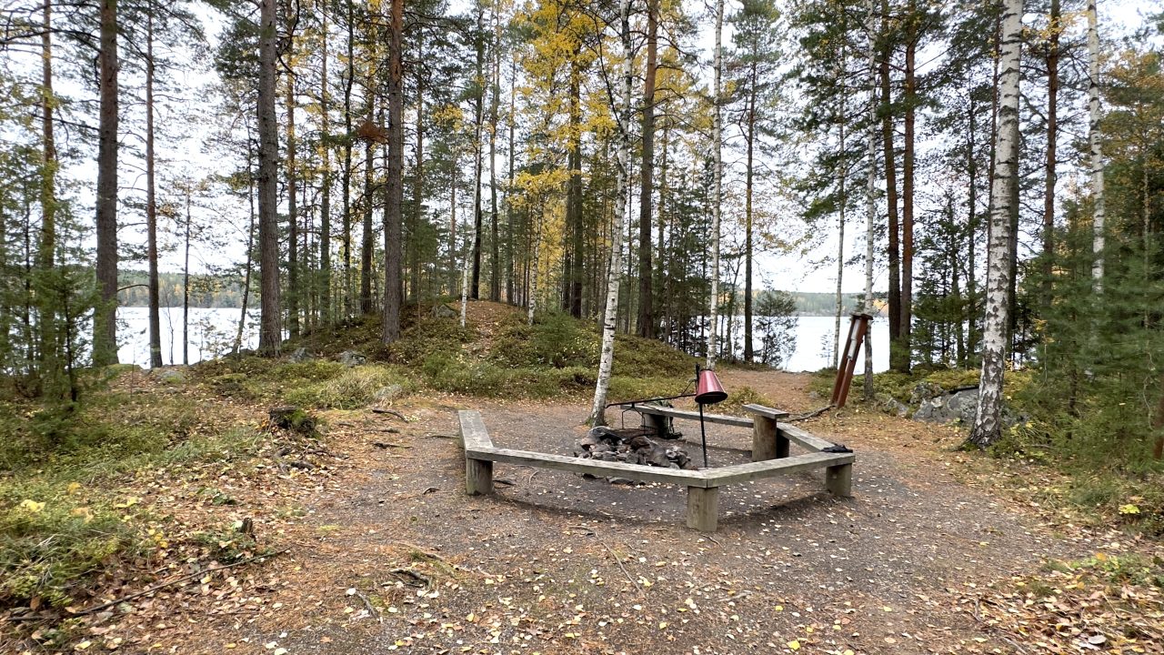 Puista rakennettu nuotiokehä saaressa.