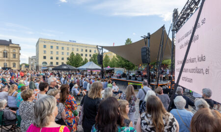Hämeenlinnan torilla oleva yhteislaulukonsertti.