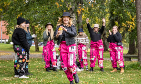 Ryhmä nuoria haalaripukuisia opiskelijoita suorittamassa opiskelijatapahtuman tehtävärastia.