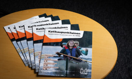 Kuusi Hämeenlinnan kaupungin asukaslehteä, jotka ovat pöydällä. Lehden nimi on Kotikaupunkilainen.