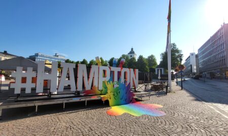 Hämpton kirjaimet Hämeenlinnan torilla pride-maalauksella.