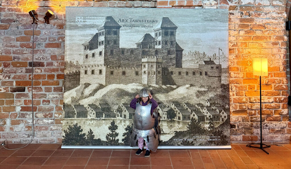 Hämeen linnassa pieni ritari sovittaa haarniskaa