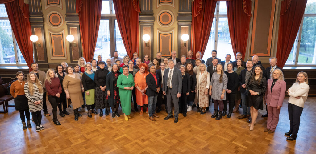 Hämeenlinnan kaupunginvaltuuston jäsenet ryhmäkuvassa Raatihuoneen juhlasalissa.