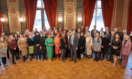 Hämeenlinnan kaupunginvaltuuston jäsenet ryhmäkuvassa Raatihuoneen juhlasalissa.