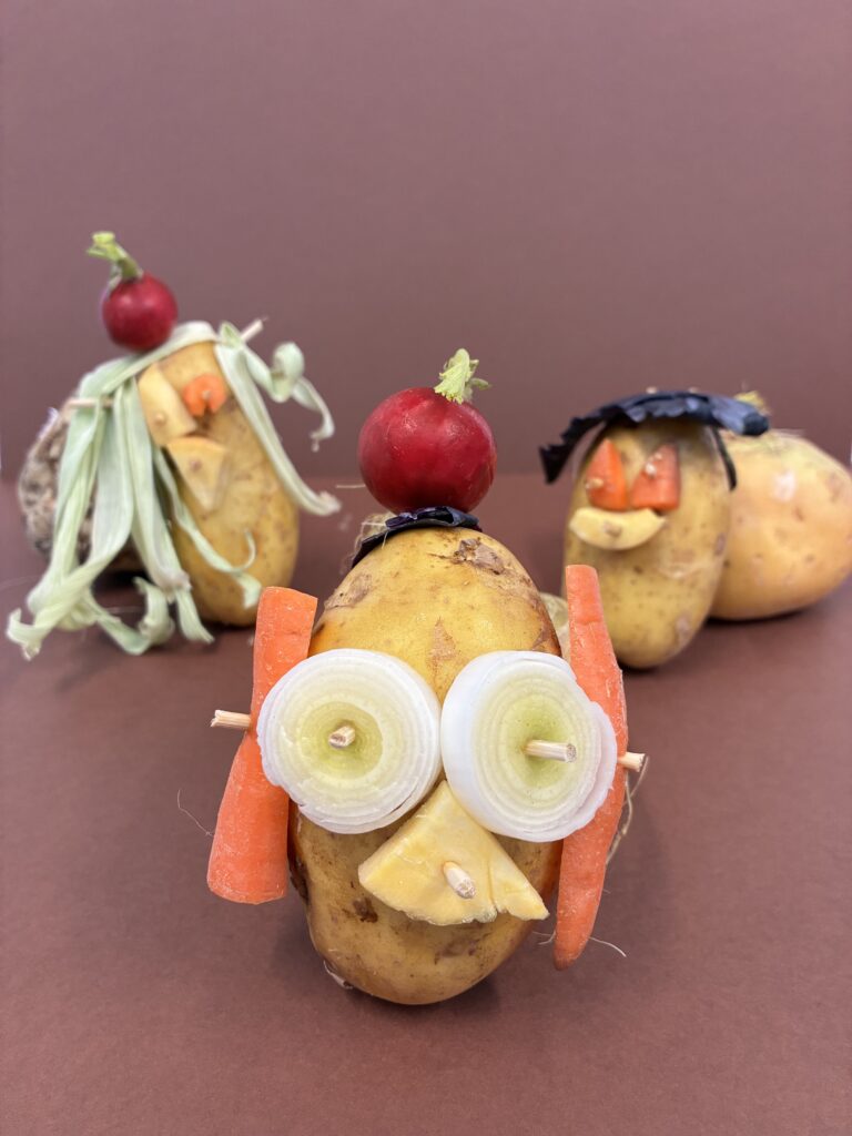 Perunoista ja juureksista tehtyjä perunahahmoja