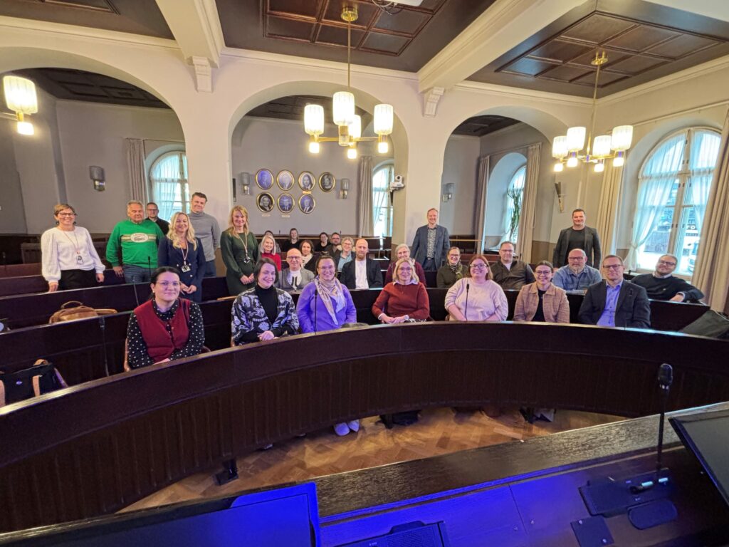 Ryhmä Seinäjoen kaupungin opetuspalveluiden edustajia Hämeenlinnan Raatihuoneella.