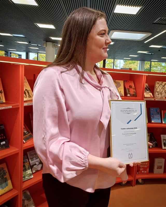 Vuoden vanhusteko-palkinnon vastaanottanut Anna Myllymäki.