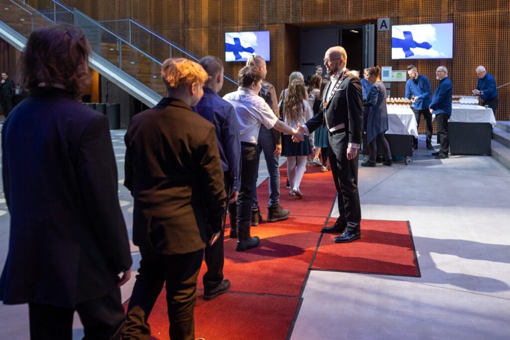 Kaupunginjohtaja kättelee oppilaita