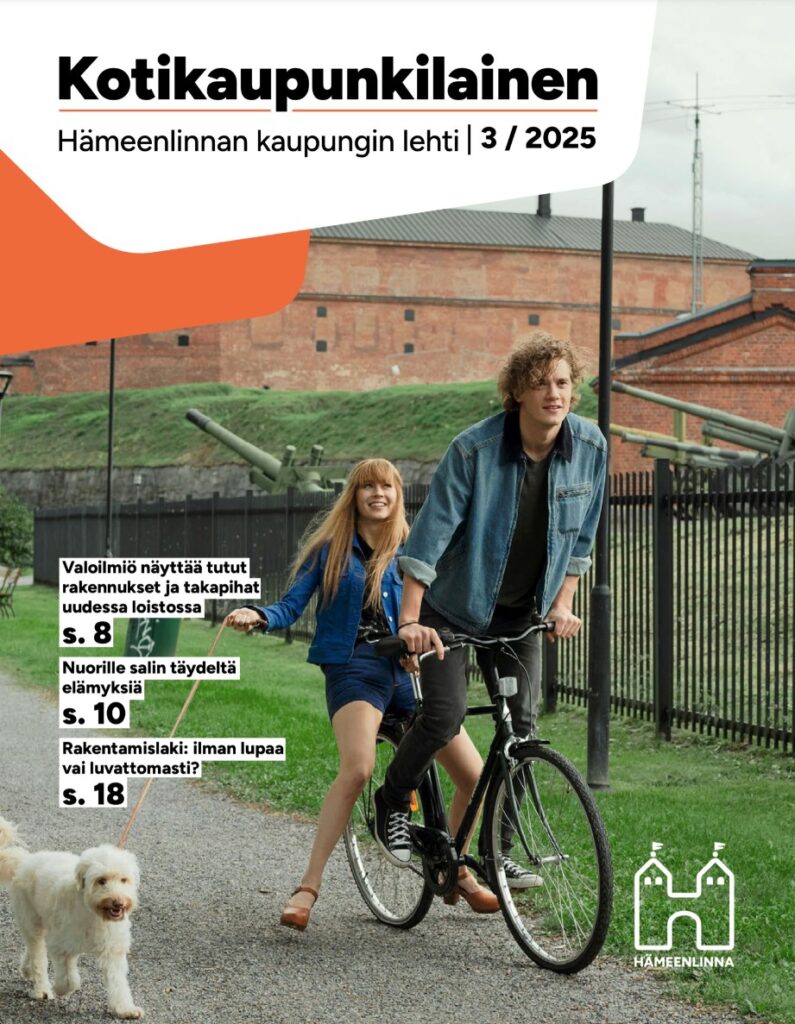 Kotikaupunkilainen-asukaslehden kansikuva, jossa nuori pariskunta pyöräilee Hämeenlinnan rantareitillä.
