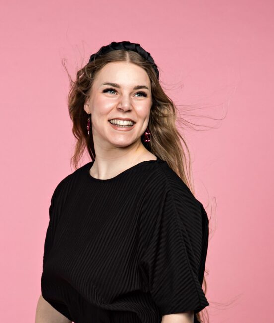 Noora Galab hymyilee.