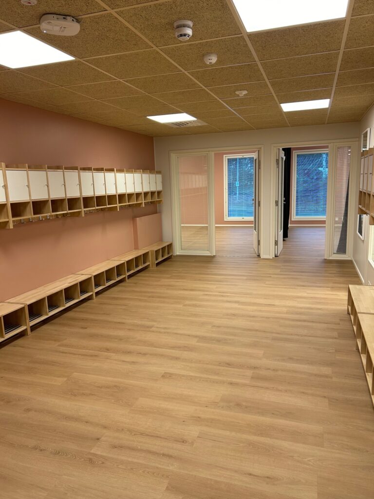 eteisaula jonka takana kaksi isoa huonetta