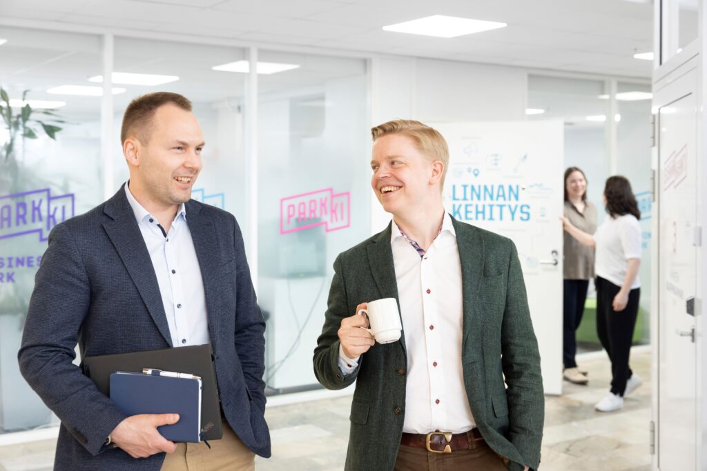 Kaksi mieshenkilöä keskustelemassa.