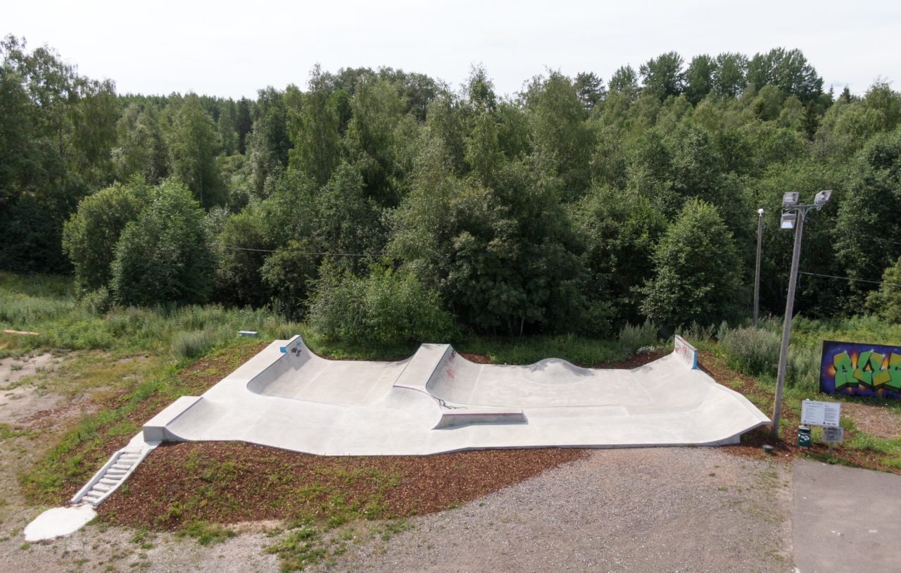 Rengon skeittipuisto, jossa erilaisia ramppeja.